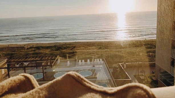 Ein Poolbereich auf dem Dach mit Blick auf das Meer.