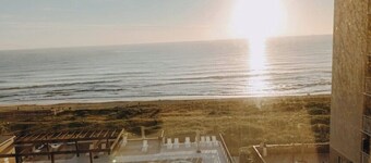 Beachfront Tower 5: Heated Pool, Ocean View, Fast Wi-Fi & AC - Sleeps 6