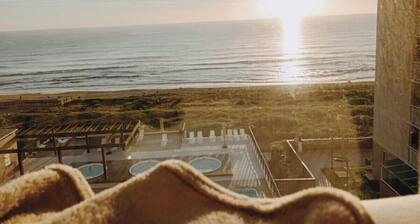 Beachfront Tower 5: Heated Pool, Ocean View, Fast Wi-Fi & AC - Sleeps 6