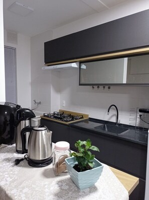 Fridge, microwave, oven, stovetop - Beachfront Tower 5: Heated Pool, Ocean View, Fast Wi-Fi & AC - Sleeps 6 (Barra Velha)