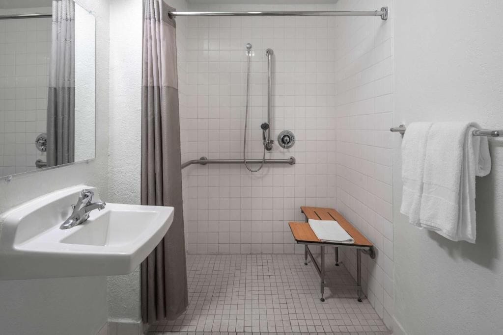 Camera Deluxe, 2 letti matrimoniali, non fumatori, frigorifero e microonde | Bagno | Vasca, asciugamani, sapone, shampoo