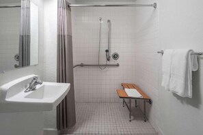 Habitació Deluxe, 2 llits dobles, no fumadors, frigorífic i microones | Bany | Banyera, tovalloles, sabó i xampú 
