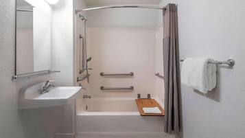 Habitación Deluxe, 2 camas matrimoniales, para no fumadores, refrigerador y microondas | Baño