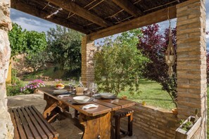 Outdoor dining - Vrbo Property (Tivenys)