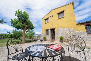 Outdoor dining - Vrbo Property (Tivenys)