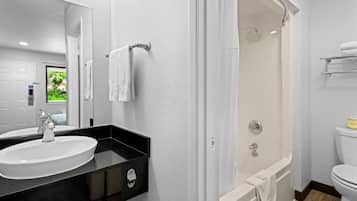 Bañera, toallas, jabón, papel higiénico
