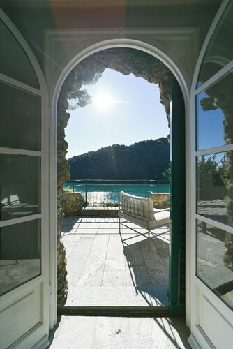 The Stone Pine House - Paraggi