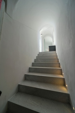 A staircase with a modern design, leading to a landing with a door. - The Stone Pine House - Paraggi (Santa Margherita Ligure)