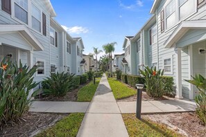 Property grounds - Luxury 4BDR house, gated community near Disney 181 (Kissimmee)