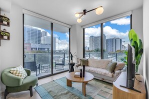 TV, offices - Urban Corner 2 Bedrooms MIA, Wrap Balcony & Rooftop Pool (Miami)
