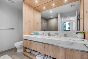 Shower, hair dryer, shampoo - Urban Corner 2 Bedrooms MIA, Wrap Balcony & Rooftop Pool (Miami)