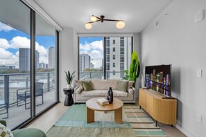 TV, offices - Urban Corner 2 Bedrooms MIA, Wrap Balcony & Rooftop Pool (Miami)
