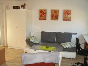Living area - The Rhön, the land of the open distance. Nice little apartment with everything. (Kaltennordheim)