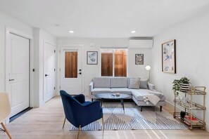 Living area - Awesome Alberta Arts Apt Quiet & Walkable (Portland)