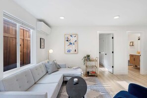 Living area - Awesome Alberta Arts Apt Quiet & Walkable (Portland)