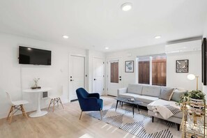 Living area - Awesome Alberta Arts Apt Quiet & Walkable (Portland)