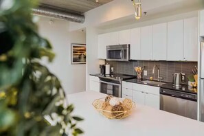 Private kitchen - Beautiful High-Rise Condo | 2 Bed | 2 Bath | (Winnipeg)