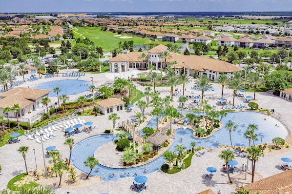 Ein Resort mit mehreren Schwimmbecken, einem Golfplatz und einem großen zentralen Gebäude.