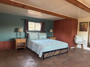 1 dormitorio, tabla de planchar con plancha, wifi y ropa de cama