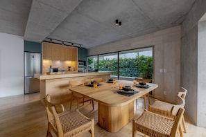 พรีเมียมอพาร์ทเมนท์, ระเบียง | ห้องรับประทานอาหาร