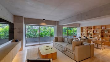 Departamento Deluxe, balcón | Área de sala de estar