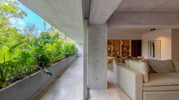 Departamento Deluxe, balcón | Área de sala de estar