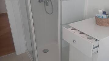 Dusche, Haartrockner, Bidet, HandtĂŒcher