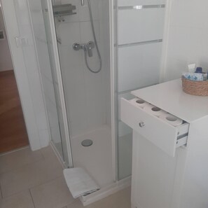 Douche, sèche-cheveux, bidet, serviettes fournies