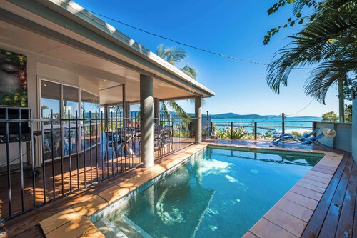 Coral Sea Retreat - Holiday Home with Ocean Views