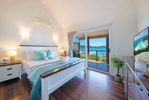 4 bedrooms, iron/ironing board, WiFi - Coral Sea Retreat - Holiday Home with Ocean Views (Airlie Beach)