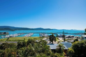 Marina - Coral Sea Retreat - Holiday Home with Ocean Views (Airlie Beach)