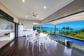 Outdoor dining - Heart on Airlie Cres  Airlie Beach Waterfront Home (Airlie Beach)
