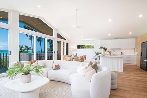 Airlie's Best Views - Luxury Waterfront Villa