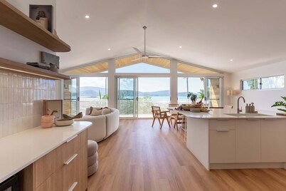 Airlie's Best Views - Luxury Waterfront Villa