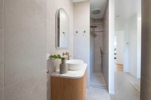 Douche, sèche-cheveux, serviettes fournies, shampoing