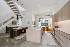 Private kitchen - Modern House, walk to French Quarter or the street car is a block away! (New Orleans)