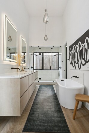 Hair dryer, towels, soap, toilet paper - Modern House, walk to French Quarter or the street car is a block away! (New Orleans)