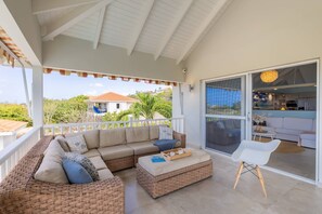 Living area - Spacious tropical villa near sea with porch - Coral Estate (Sint Willibrordus)