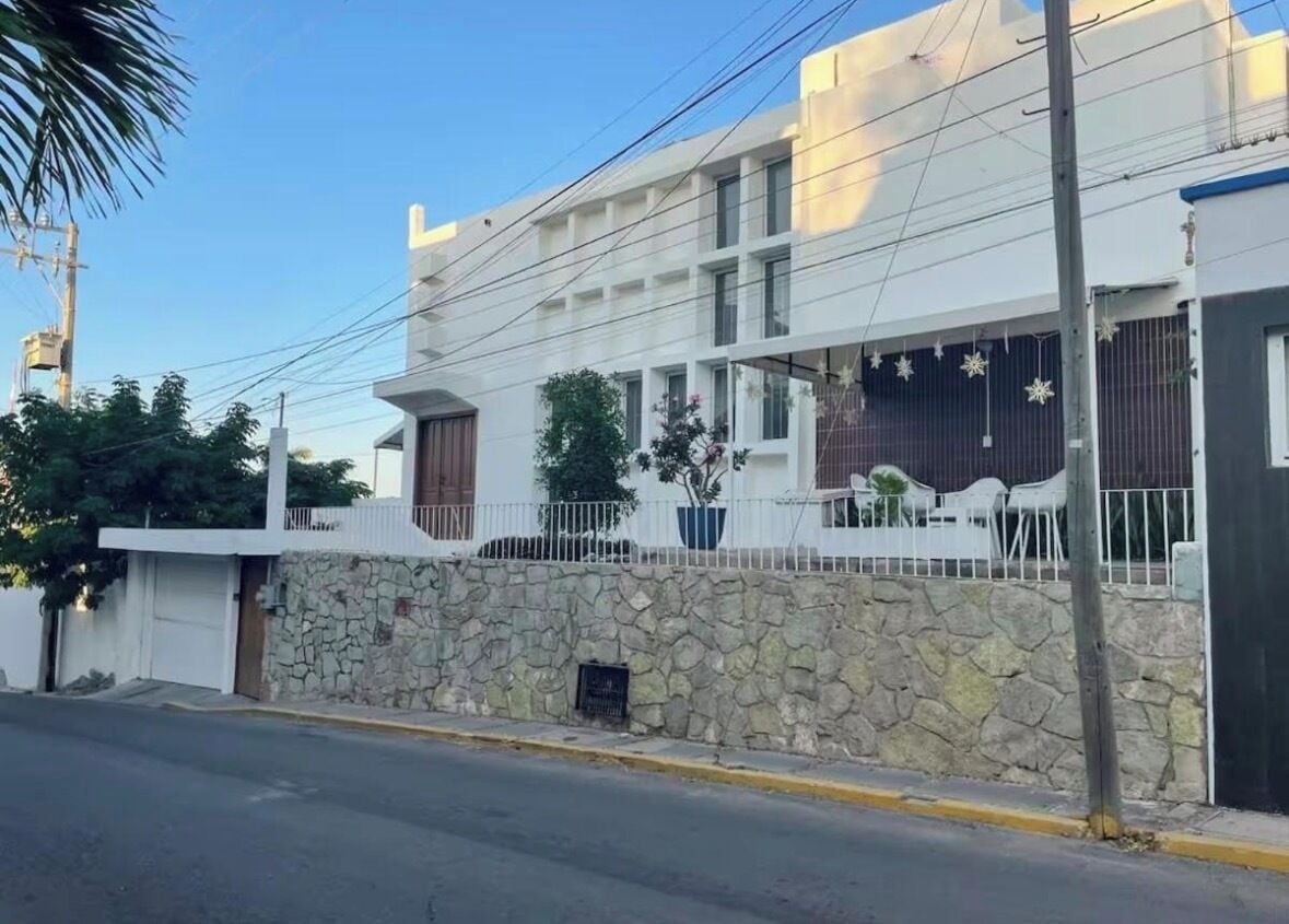 Vista frontal de la propiedad