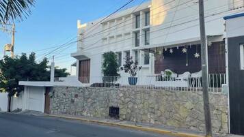 Vista frontal de la propiedad