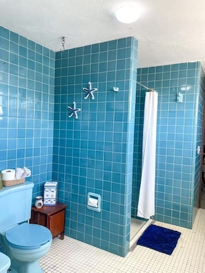 Twin Room | Bathroom - Villa Centenario (Mazatlán)