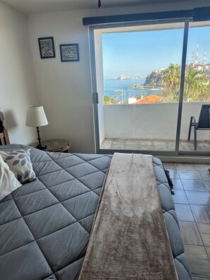 Habitació doble Deluxe, balcó, vistes al mar | Wifi gratuïta i roba de llit 