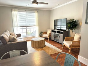 TV - Modern Port Royal 2 bedroom Townhome - Central to everything (Port Royal)