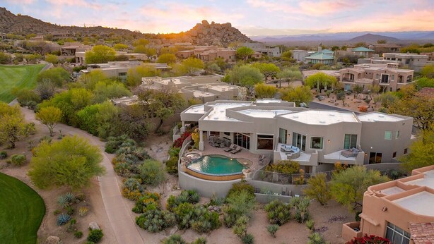 Una casa moderna con piscina, immersa nella vegetazione desertica.