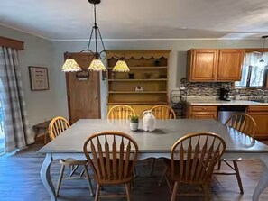 Dining - Tranquil 3-bedroom chalet with AC in Arrowhead Lake (Pocono Lake)