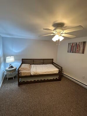 3 bedrooms, desk, iron/ironing board, travel cot - Tranquil 3-bedroom chalet with AC in Arrowhead Lake (Pocono Lake)