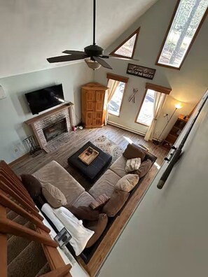 Smart TV, fireplace, video games, table football - Tranquil 3-bedroom chalet with AC in Arrowhead Lake (Pocono Lake)