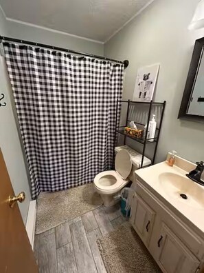 Hair dryer, towels, soap, toilet paper - Tranquil 3-bedroom chalet with AC in Arrowhead Lake (Pocono Lake)