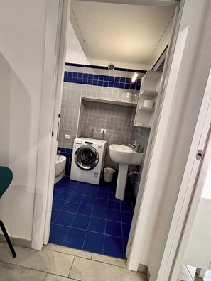 Shower, hair dryer, towels - Milan City View Apartment: Modern Comfort & Prime Location (Milano)