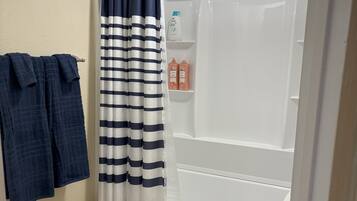 Serviettes fournies, savon, papier toilette